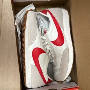 Nike women’s daybreak